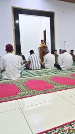 Lurah Beserta Pamong Sholat Taraweh di Masjid Al Jihad